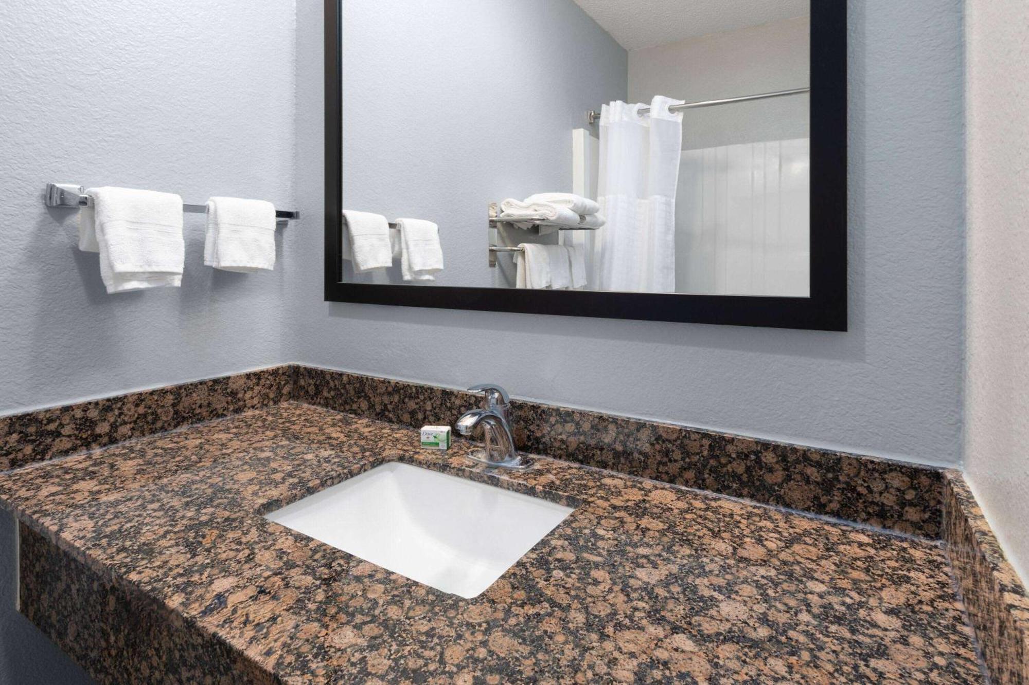 Pioneer Inn & Suites Grinnell Экстерьер фото